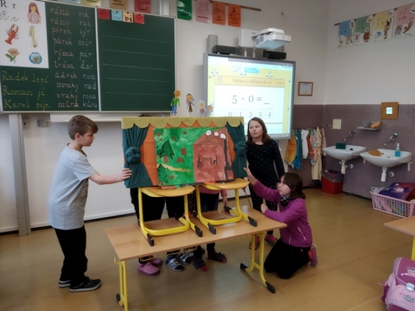 Čtvrťáci hrají loutkové divadlo pro děti z prvních tříd