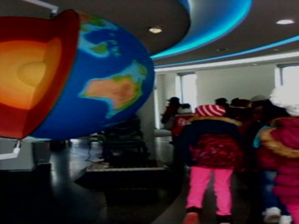 Žáci čtvrtého ročníku navštívili  Hvězdárnu a digitální planetárium v Hradci Králové.   